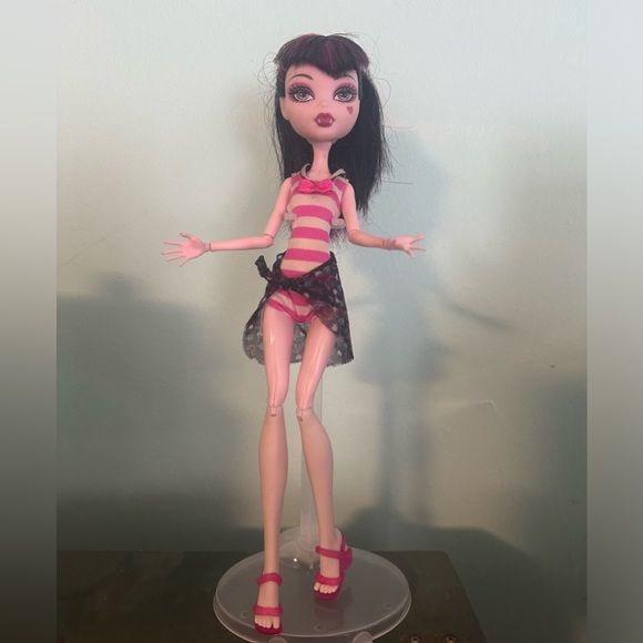 - Monster High Skull Shores Draculaura Doll with outfit - Picture 1 of 9